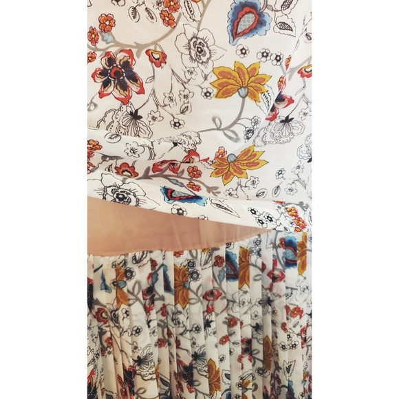 Pleated Floral Dress - Picture 6 of 12